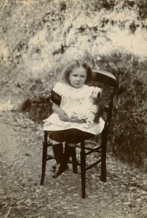 Mabel Mewett aged 4